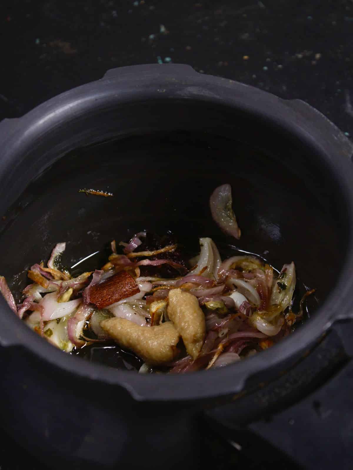 add ginger garlic paste to the pot 