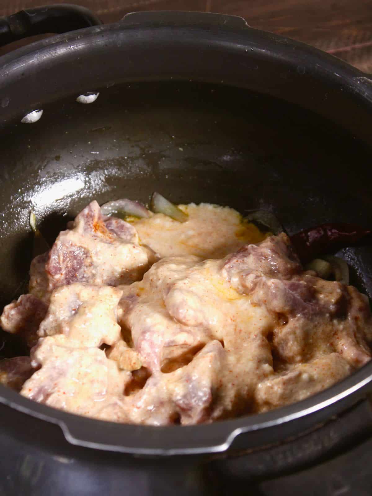 add marinated chicken in the pot 