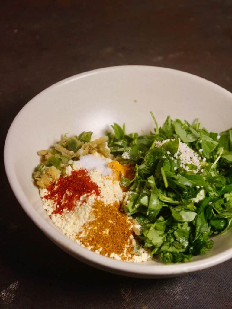 take all the chopped vegetables with flour and powdered spices in a bowl and mix well 