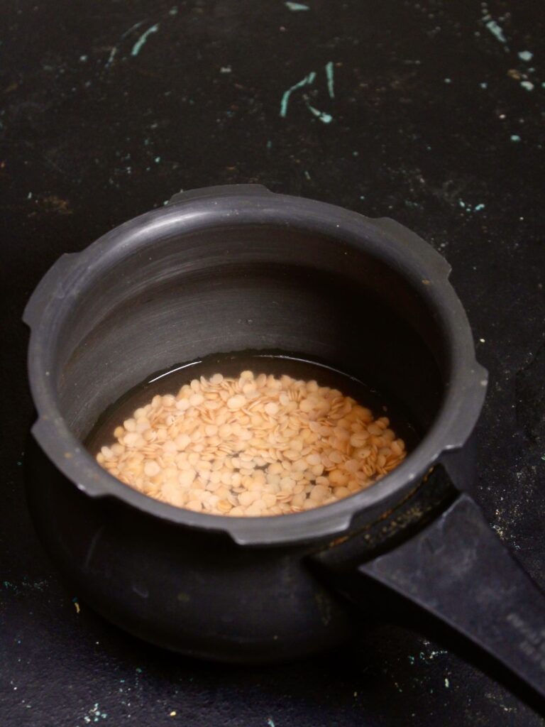 soak red lentils into water 