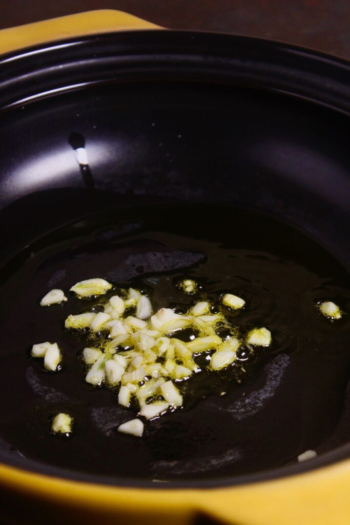 add chopped garlic with oil in a pan 