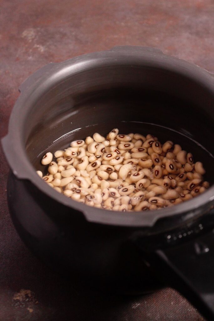 soak black eyed beans in a pot for 3-4 hours 