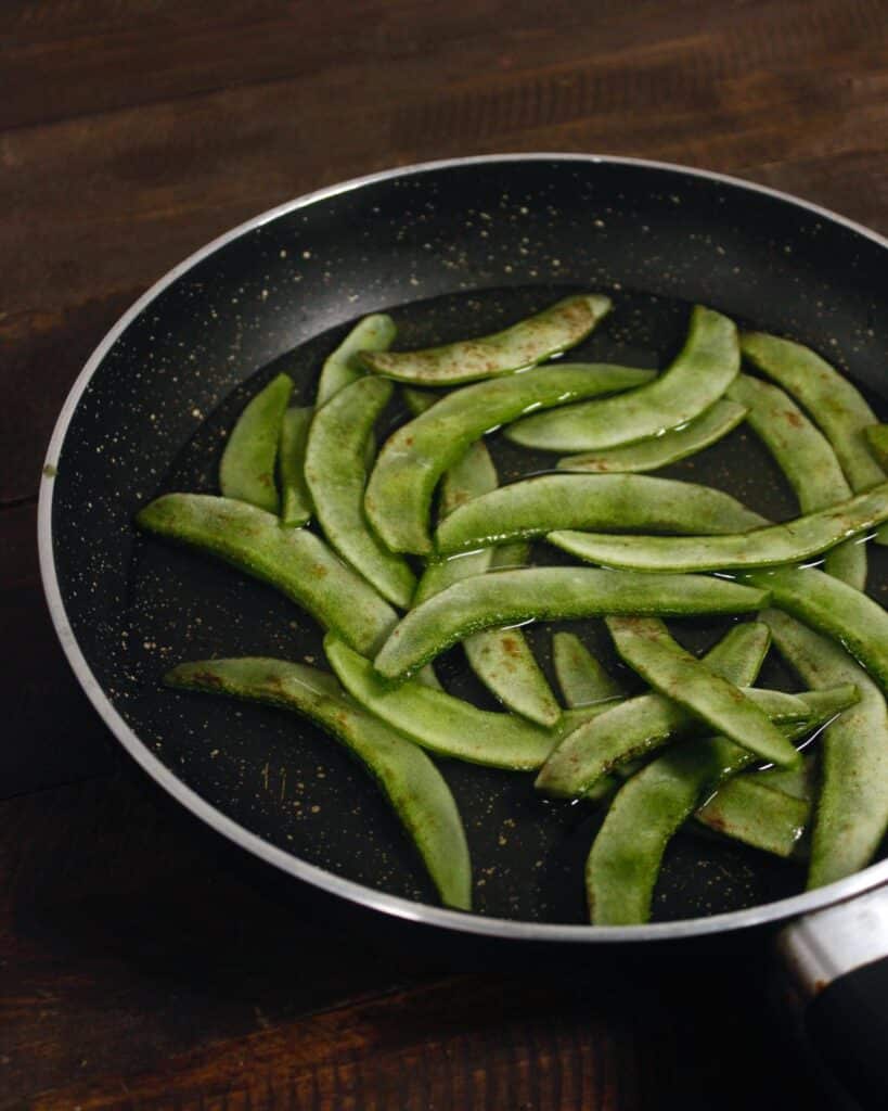 soak broad beans with water in a pan 