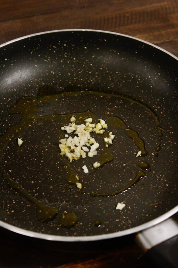 add chopped garlic with oil in a new pan 