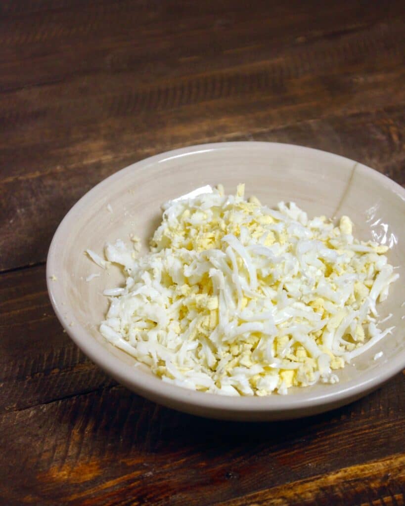 take grated boiled egg in a bowl