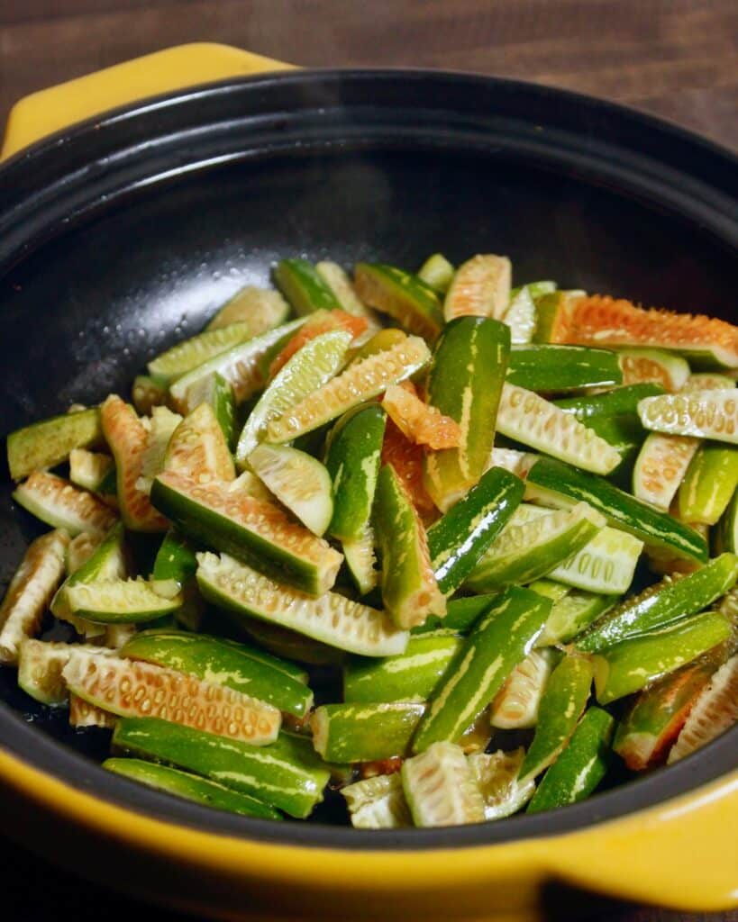 add pieces of ivy gourd into the pan and mix well