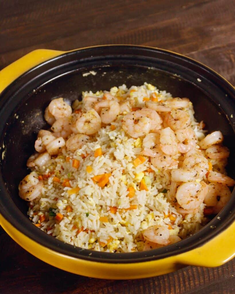 add cooked rice and masala prawns on top