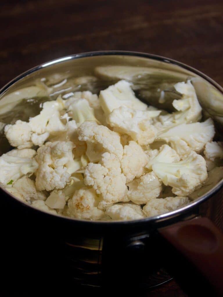 blanch cauliflower florets in a bowl