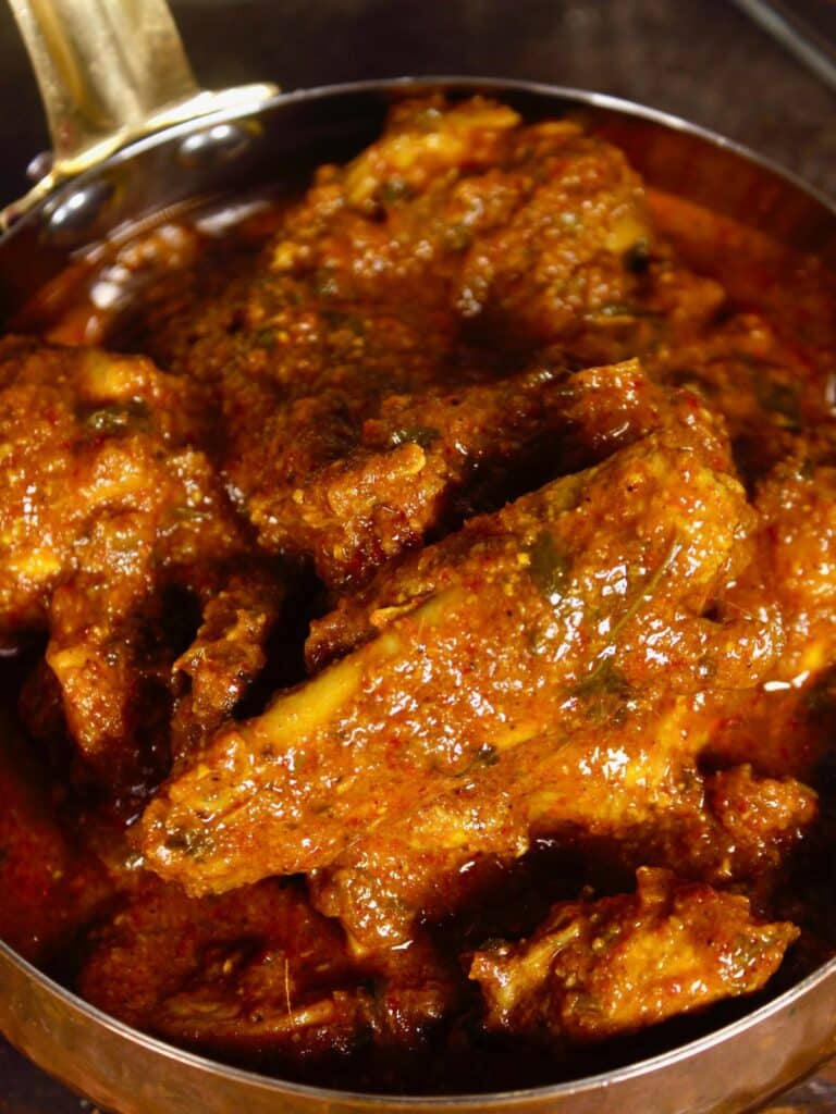 zoom in image of chicken vindaloo curry