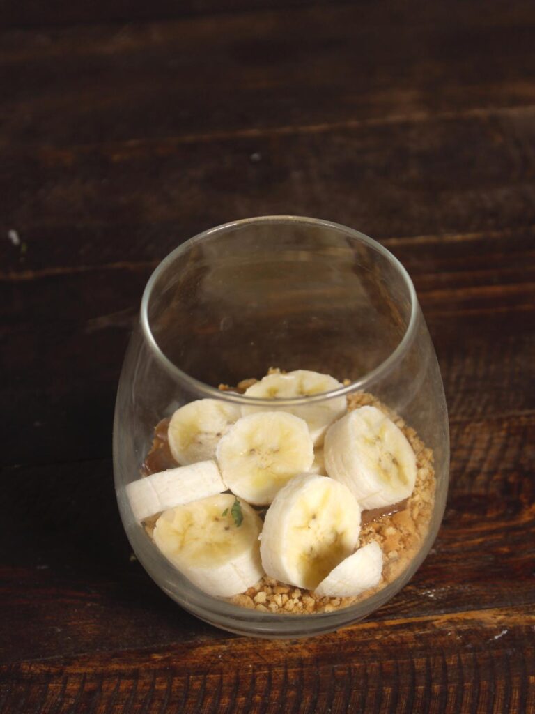 add banana pieces to the glass