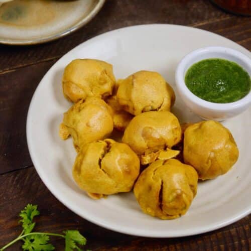 Featured Img of Aloo Bonda With Spicy Green Chutney