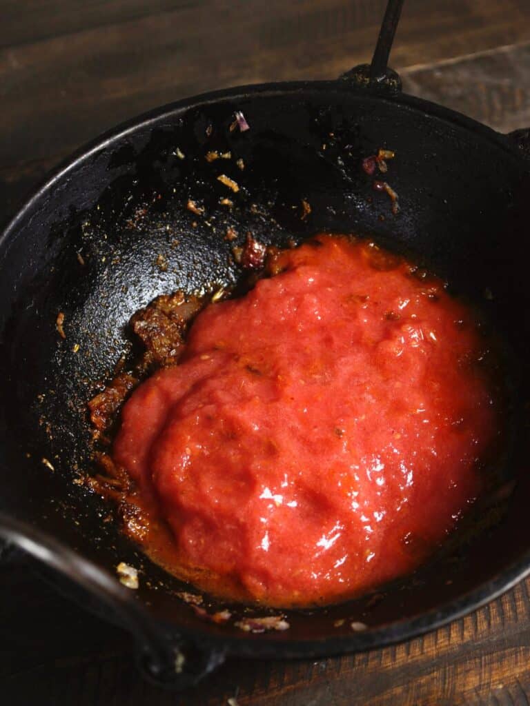 add tomato puree toe the pan 