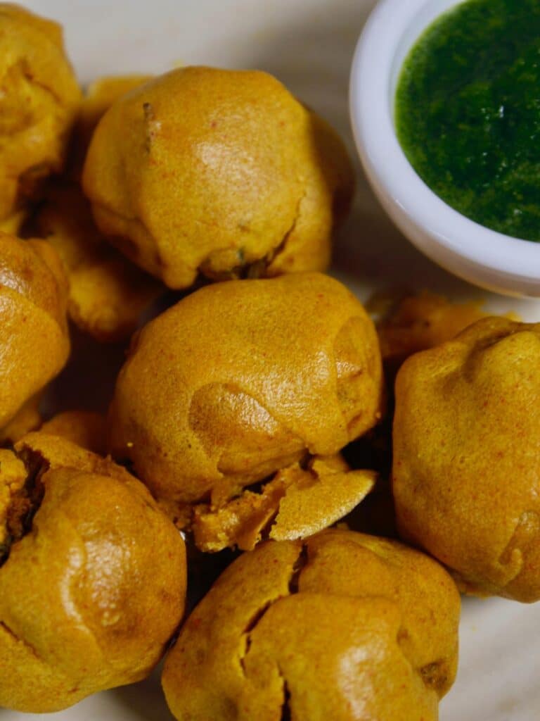 zoom in image of aloo bonda