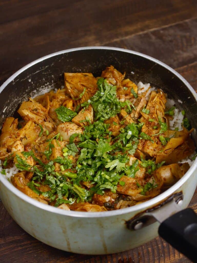 garnish with some fresh and chopped coriander leaves 